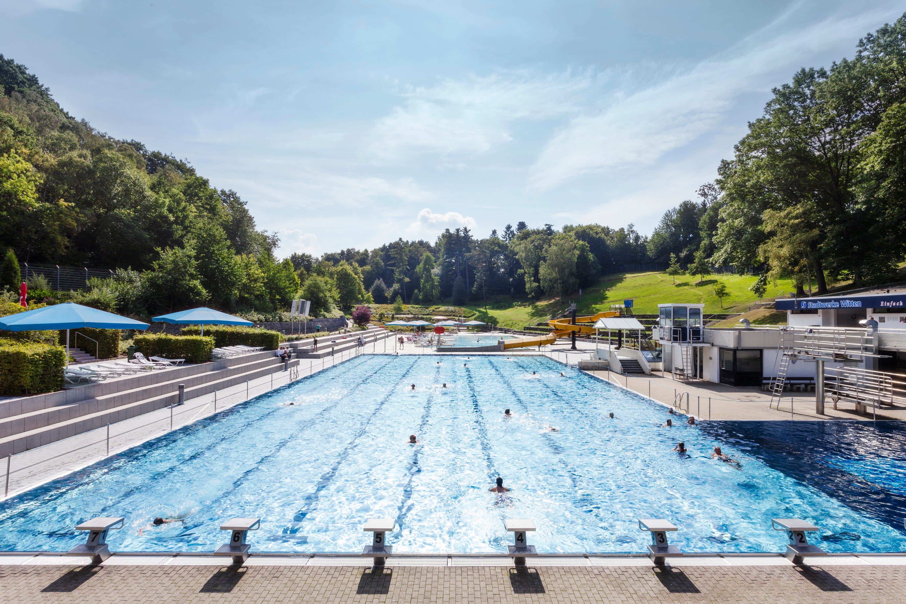 Schwimmbecken im Freibad Annen von vorne