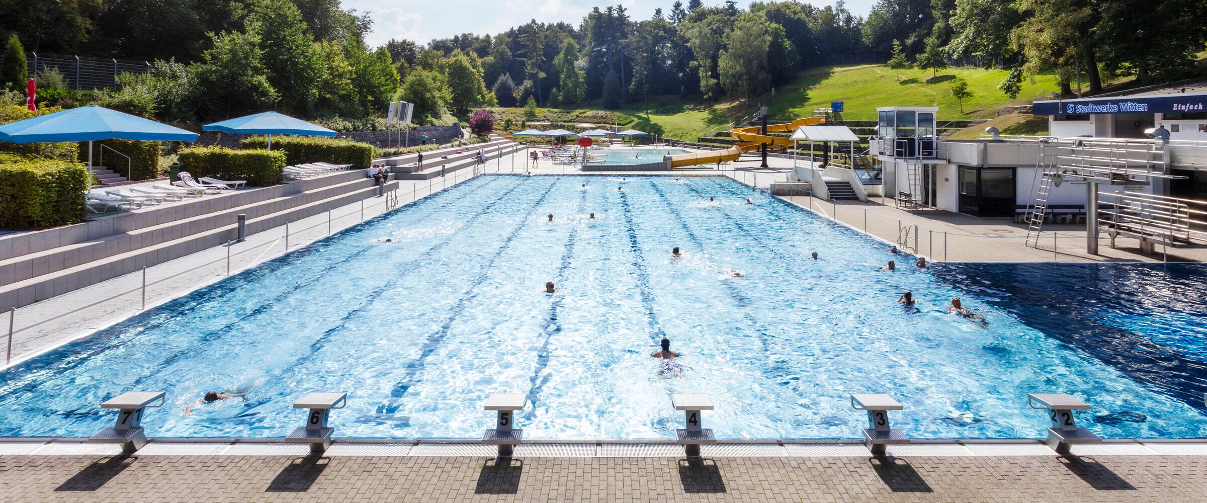 Schwimmbecken im Freibad Annen von vorne